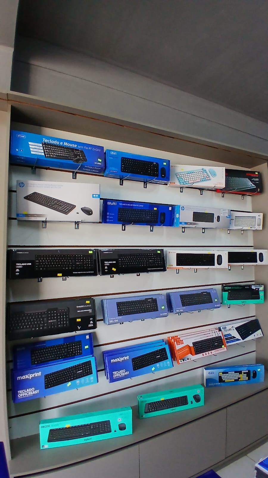 Exposição de teclados, mouses e acessórios na Casa do Computador